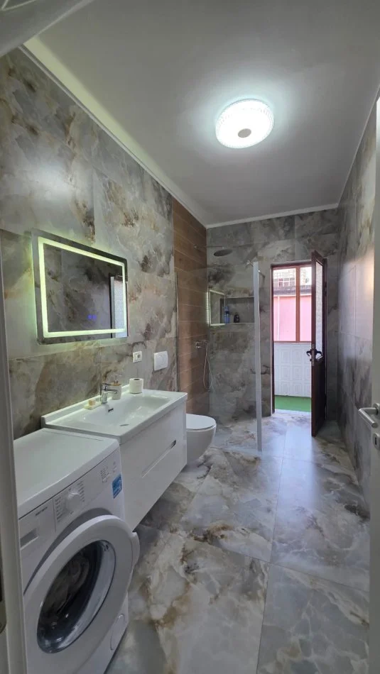 Tirane, jepet me qera apartament 2+1+Ballkon Kati 3, 84 m² 899 € (Sheshi Wilson)