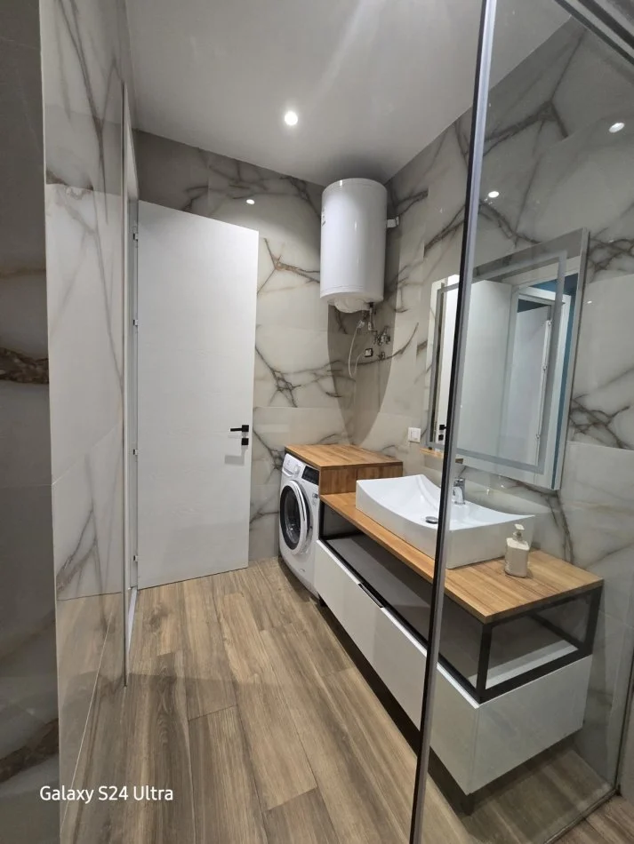 Tirane, jepet me qera apartament 1+1 , 72 m² 850 € (Kompleksi Delijorgji)