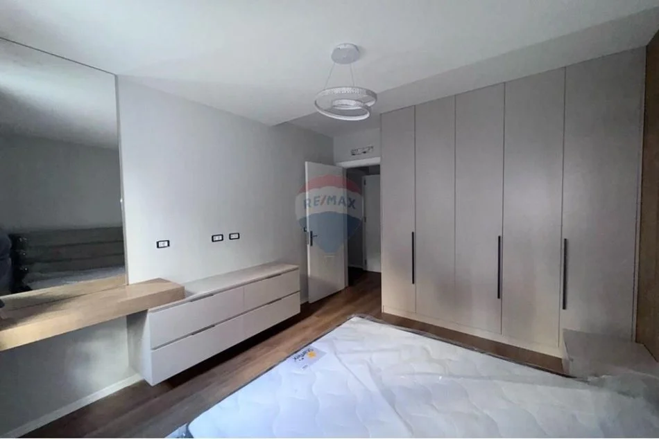 Tirane, jepet me qera apartament 1+1 Kati 2, 650 € (Kodra e diellit)