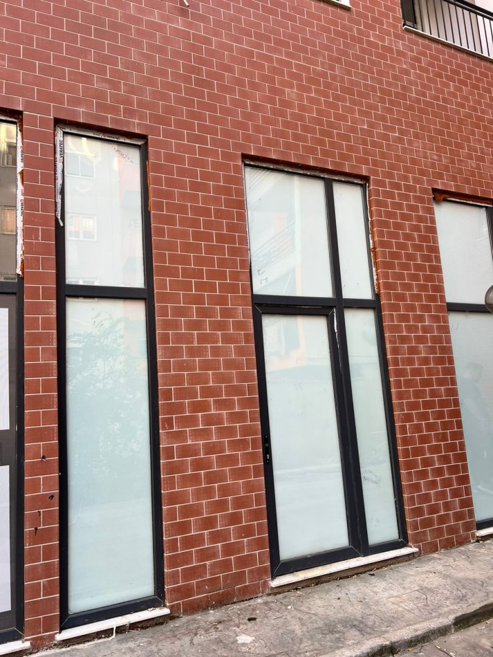 Tirane, jepet me qera ambjent biznesi Kati 0, 100 m² 900 € (Bulevardi i Ri)