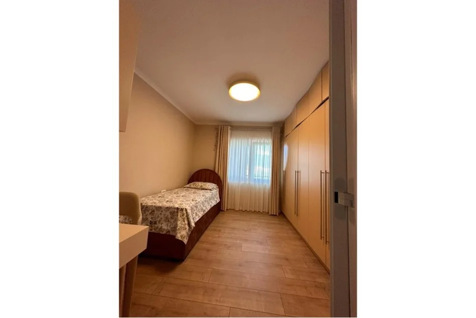 Tirane, jepet me qera apartament 3+1+Ballkon Kati 5, 100 m² 1.100 € (Rruga Jordan Misja)