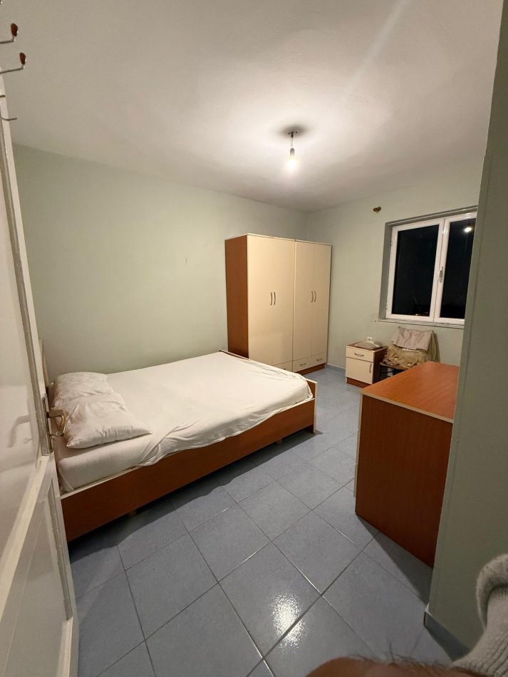 Tirane, jepet me qera apartament 1+1+Ballkon Kati 2, 50 m² 500 € (Tregu Elektrik)