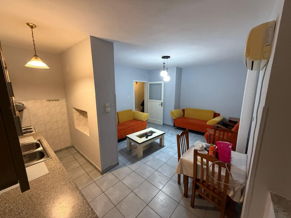 Tirane, jepet me qera apartament 1+1+Ballkon Kati 2, 50 m² 500 € (Tregu Elektrik)