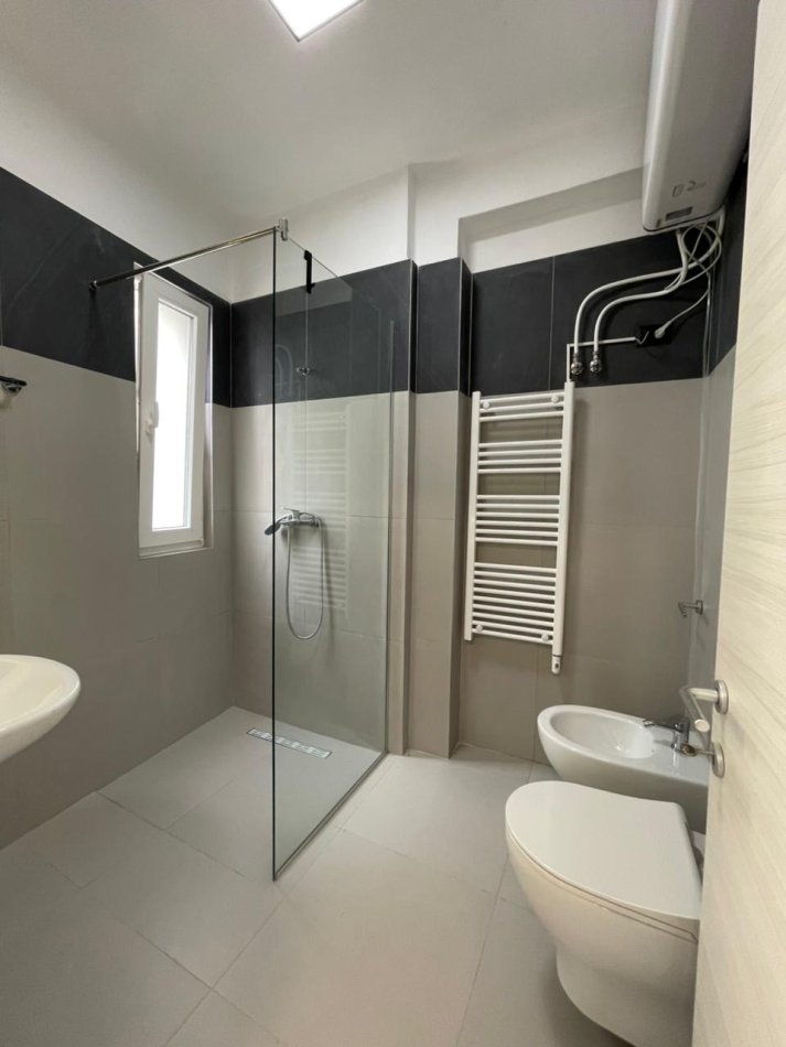 Tirane, jepet me qera apartament 2+1 Kati 3, 96 m² 700 € (River Residence)