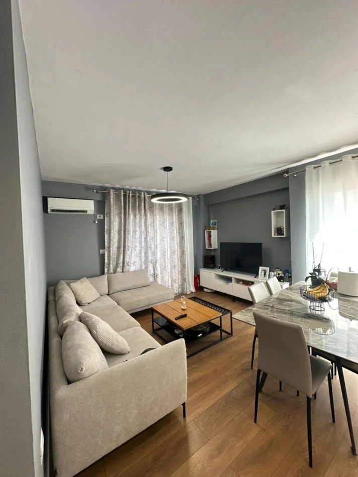 Tirane, jepet me qera apartament 2+1+Ballkon Kati 7, 90 m² 800 € (Rruga Jordan Misja)