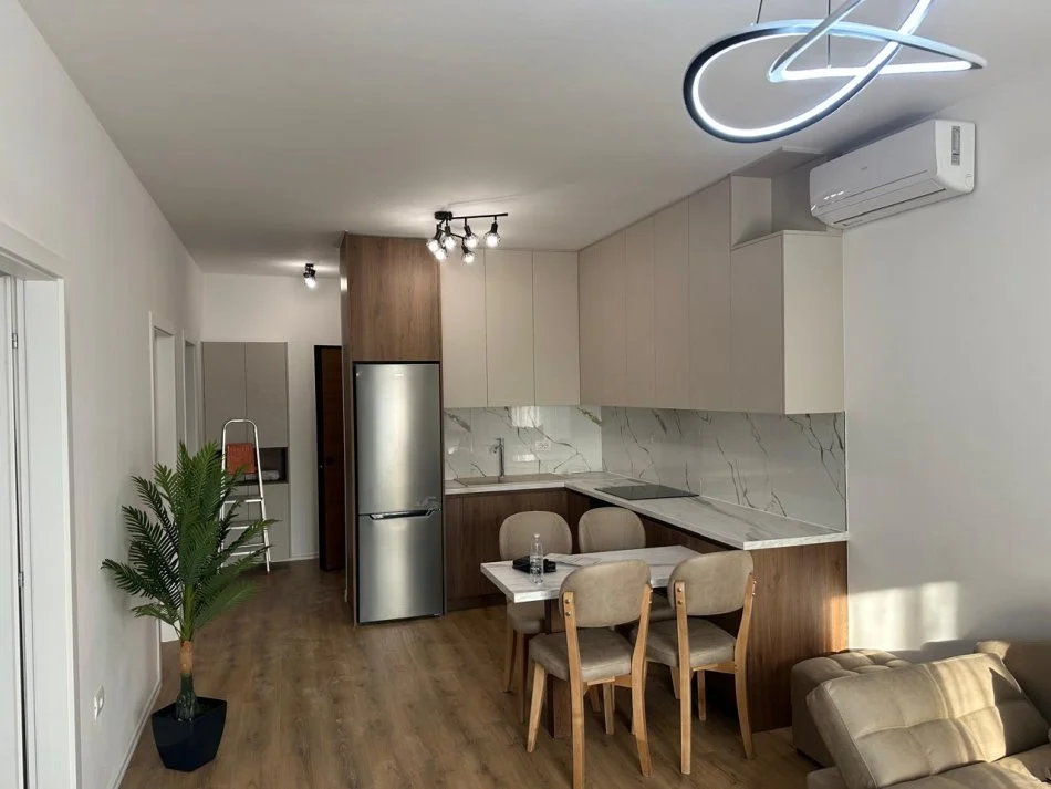 Tirane, jap me qera apartament 2+1+Ballkon Kati 8, 77 m² 1.000 € (zogu zi afer karburanteve)