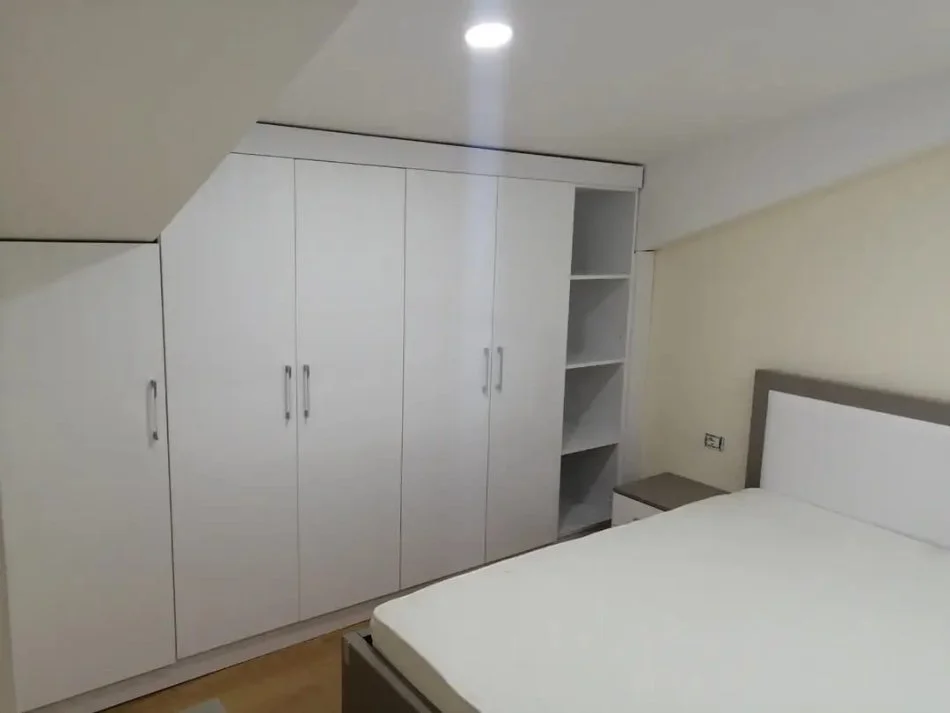 Tirane, jepet me qera apartament 2+1+Ballkon Kati 3, 80 m² 450 € (rruga Tahsim shehu)