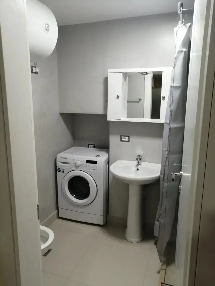 Tirane, jepet me qera apartament 2+1+Ballkon Kati 3, 80 m² 450 € (rruga Tahsim shehu)