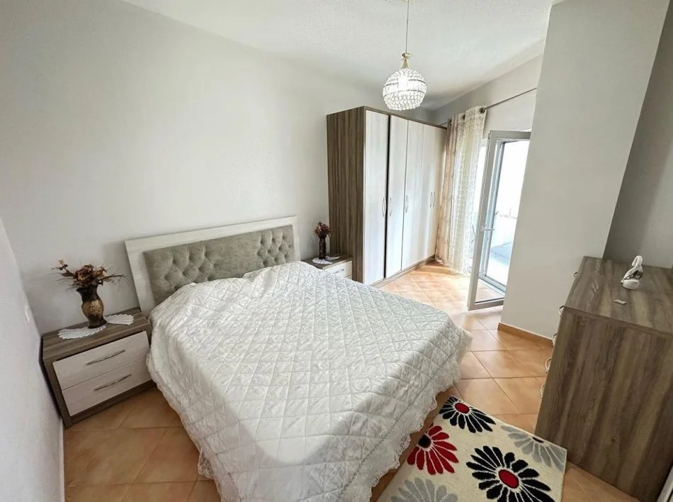 Tirane, jepet me qera apartament 1+1+Ballkon Kati 4, 600 € (Liqeni i Thate, prane Radissonit)