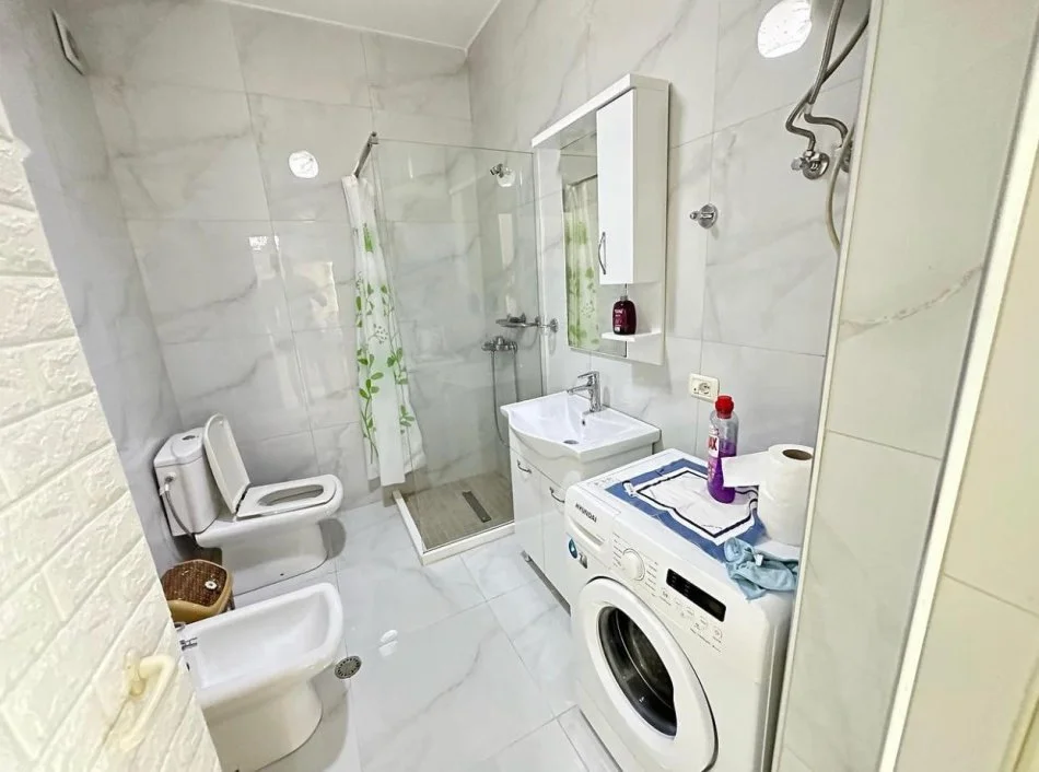 Tirane, jepet me qera apartament 1+1+Ballkon Kati 4, 600 € (Liqeni i Thate, prane Radissonit)