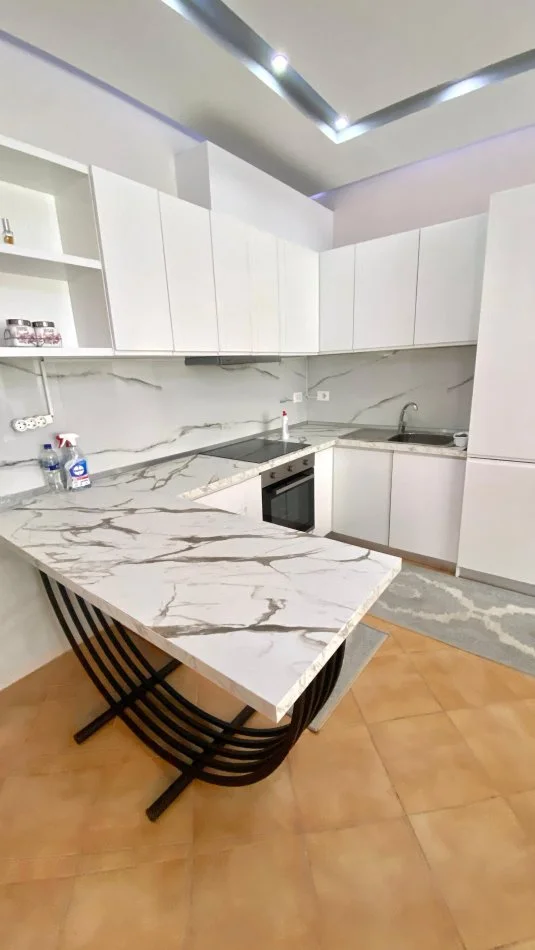 Tirane, jepet me qera apartament 1+1+Ballkon Kati 4, 600 € (Liqeni i Thate, prane Radissonit)