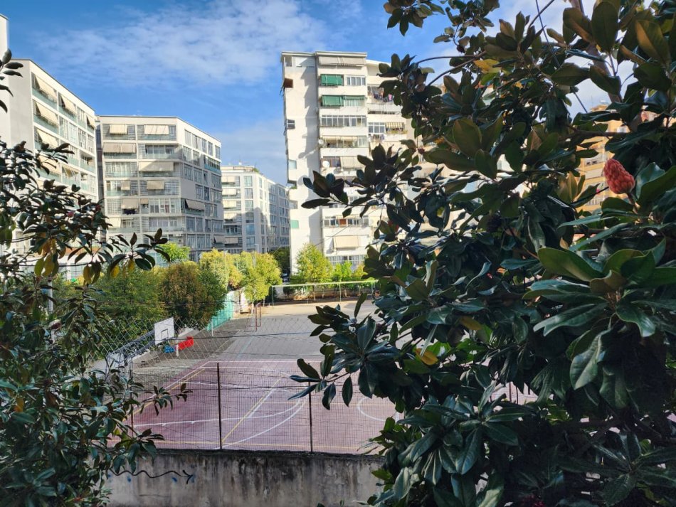 Me Qera: ZYRË Kati 1 Nga Toka 90 m² + PARKIM 📍Komuna Parisit ||  800€/Muaj