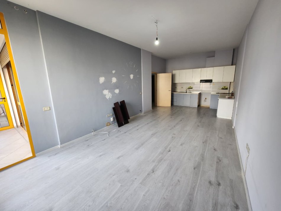 Me Qera: ZYRË Kati 1 Nga Toka 90 m² + PARKIM 📍Komuna Parisit ||  800€/Muaj