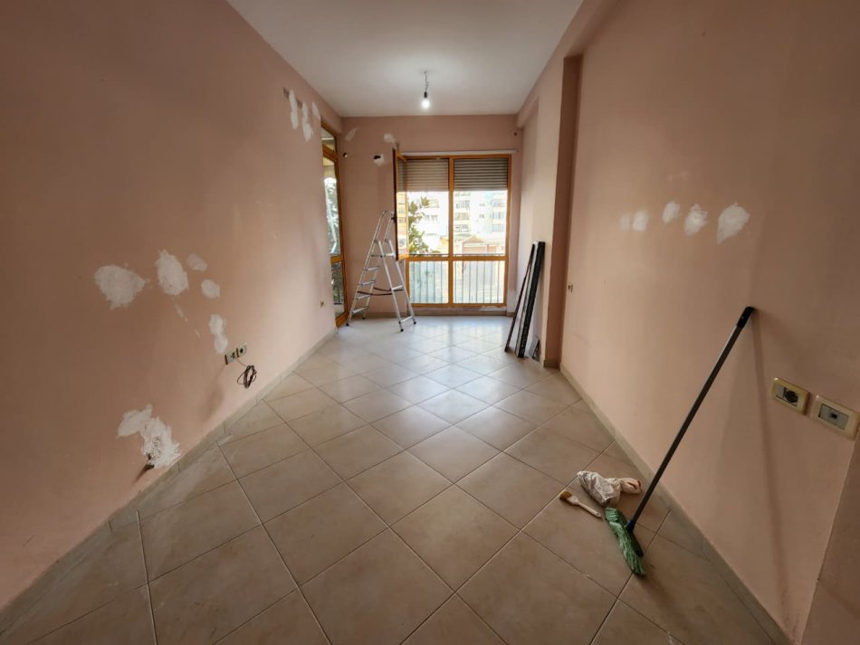 Me Qera: ZYRË Kati 1 Nga Toka 90 m² + PARKIM 📍Komuna Parisit ||  800€/Muaj