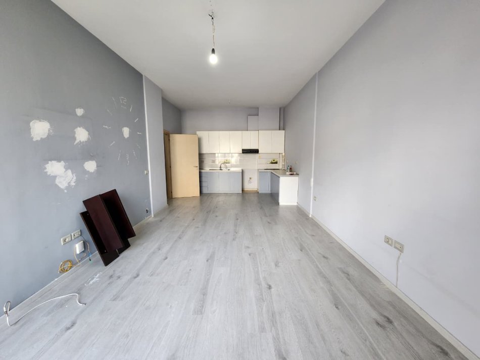 Me Qera: ZYRË Kati 1 Nga Toka 90 m² + PARKIM 📍Komuna Parisit ||  800€/Muaj