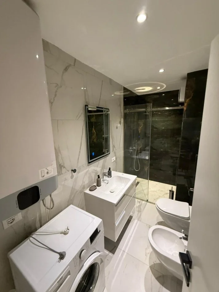 Tirane, jepet me qera 3+1 Kati 3, 150 m² 1.700 € 