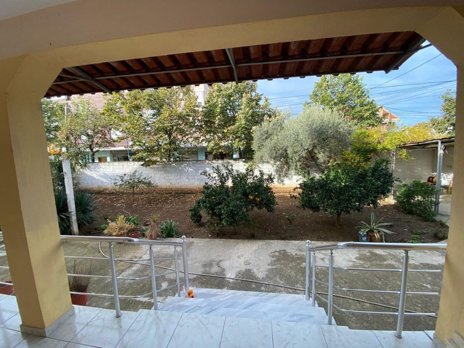 Tirane, jepet me qera shtepi 2+1+Ballkon Kati 1, 120 m²  (Kamez)