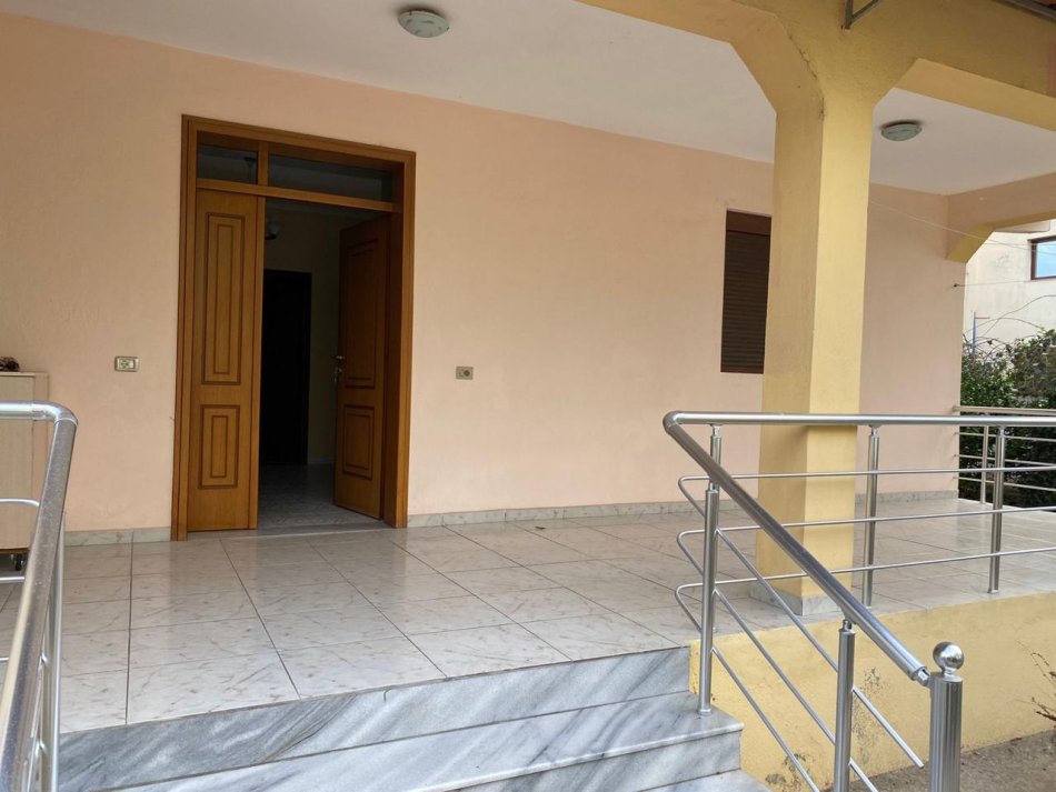 Tirane, jepet me qera shtepi 2+1+Ballkon Kati 1, 120 m²  (Kamez)