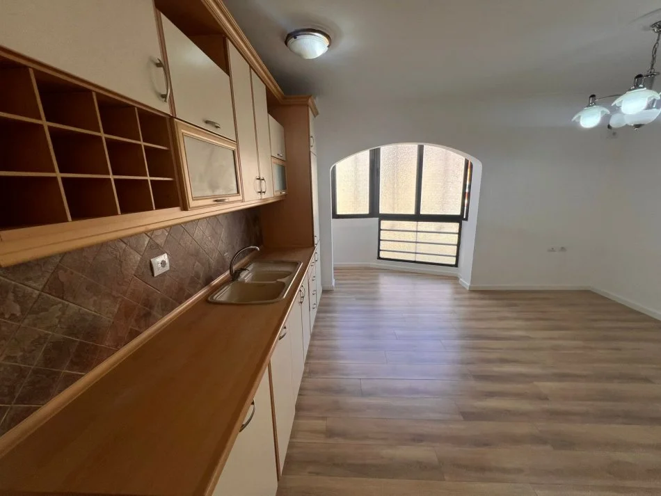 Tirane, shitet apartament 2+1+Aneks+Ballkon Kati 5, 81 m² 165.000 € (Fusha e Aviacionit)