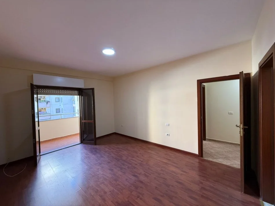 Tirane, jepet me qera zyre Kati 3, 109 m² 750 € (KOMUNA E PARISIT TEK LULISHTJA)