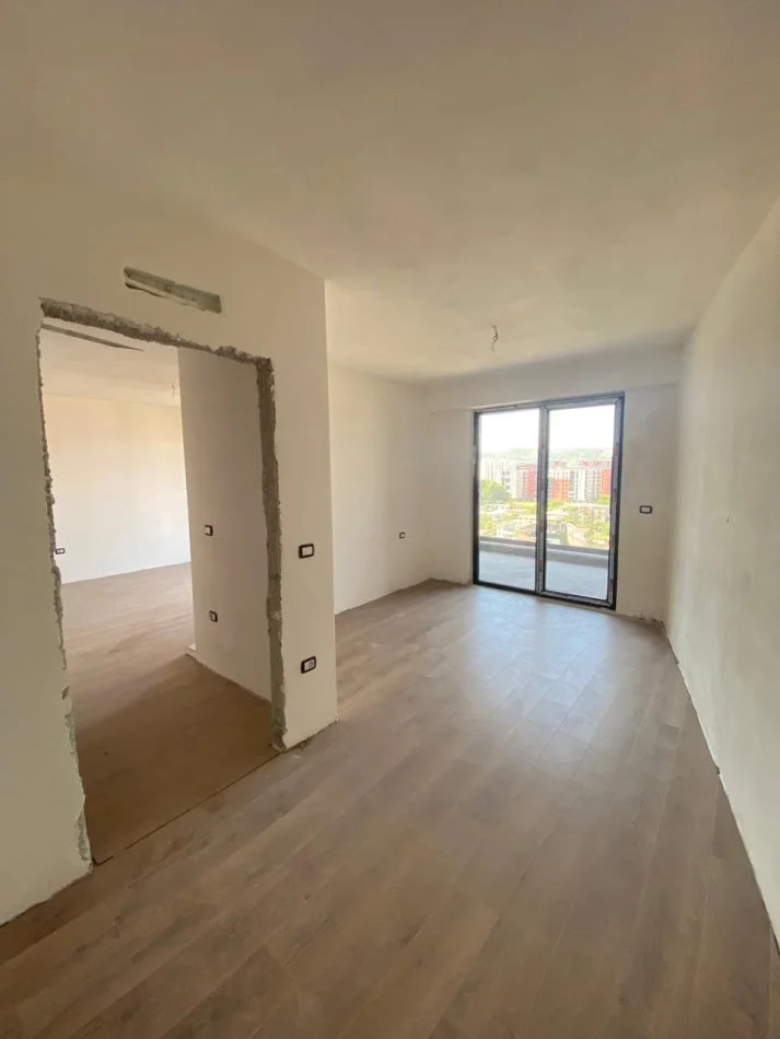 Tirane, shes apartament 2+1+Ballkon Kati 9, 103 m² 166.000 € (fusha Aviacionit)