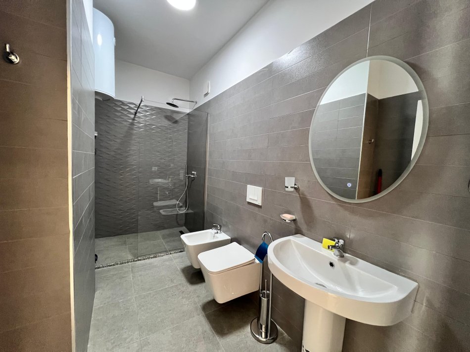 Tirane, jepet me qera apartament 2+1 , 76 m² 1.000 € Zogu i Zi