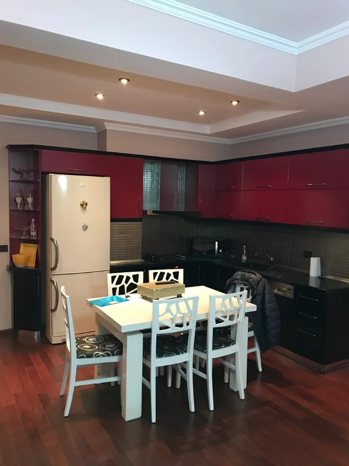 SHITET APARTAMENT 2+1+2 +POST PARKIMI  390.000 € (RRUGA E KOSOVAREVE)
