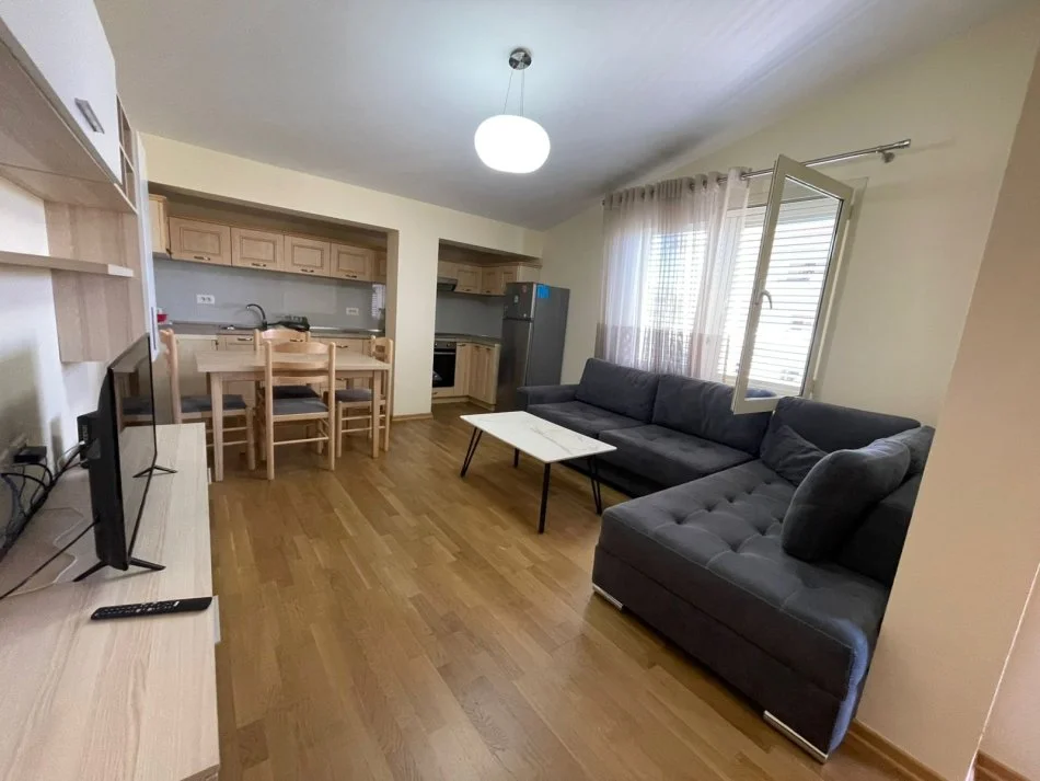 Tirane, jepet me qera apartament 2+1+Ballkon Kati 3, 80 m² 700 € 