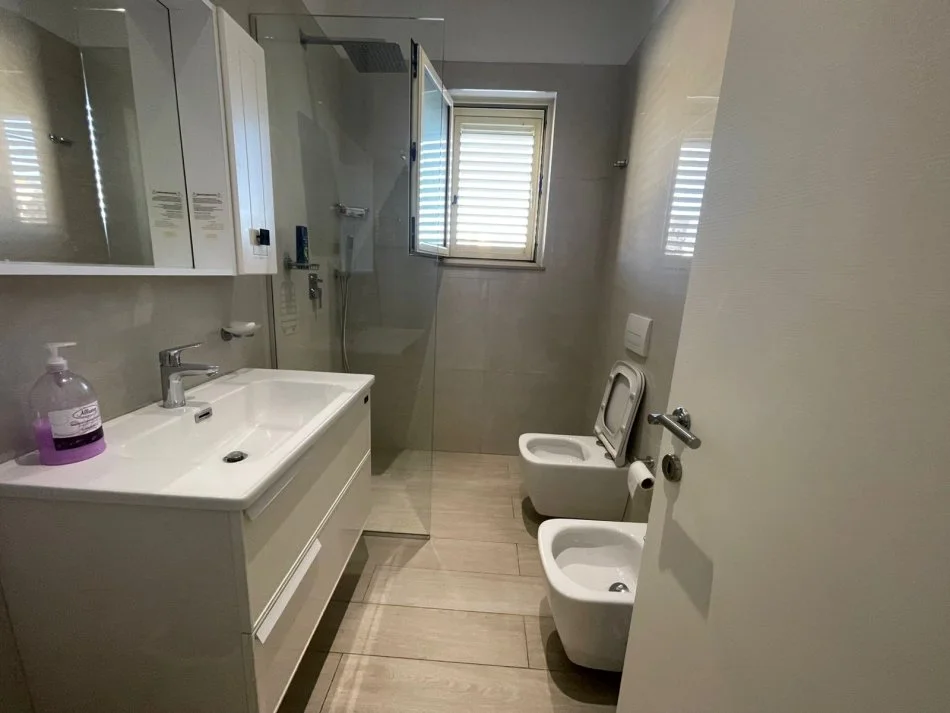 Tirane, jepet me qera apartament 2+1+Ballkon Kati 3, 80 m² 700 € 