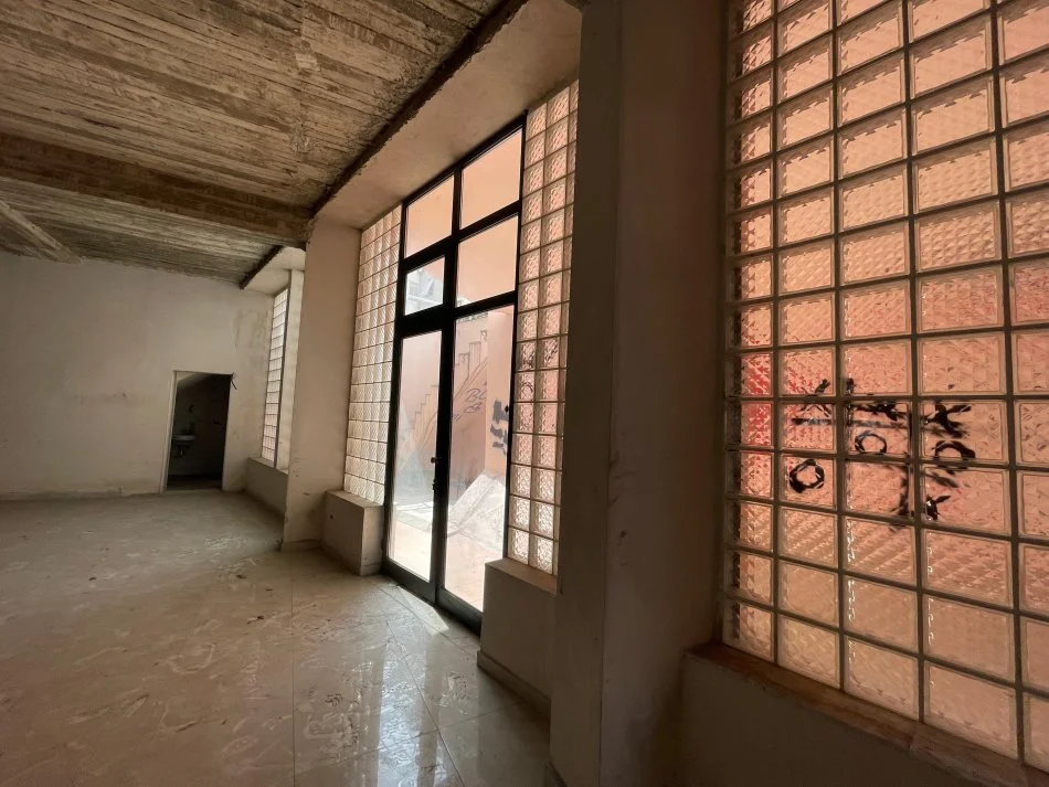 Tirane, jepet me qera ambjent biznesi Kati 1, 1.100 m² 12.000 € 