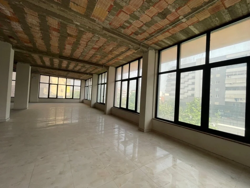 Tirane, jepet me qera ambjent biznesi Kati 1, 1.100 m² 12.000 € 