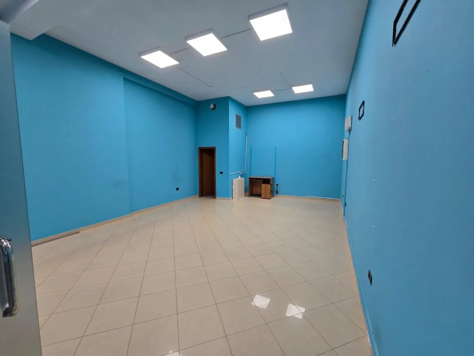 Tirane, jepet me qera ambjent biznesi Kati 0, 53 m² 600 € (perballe deliorgji)