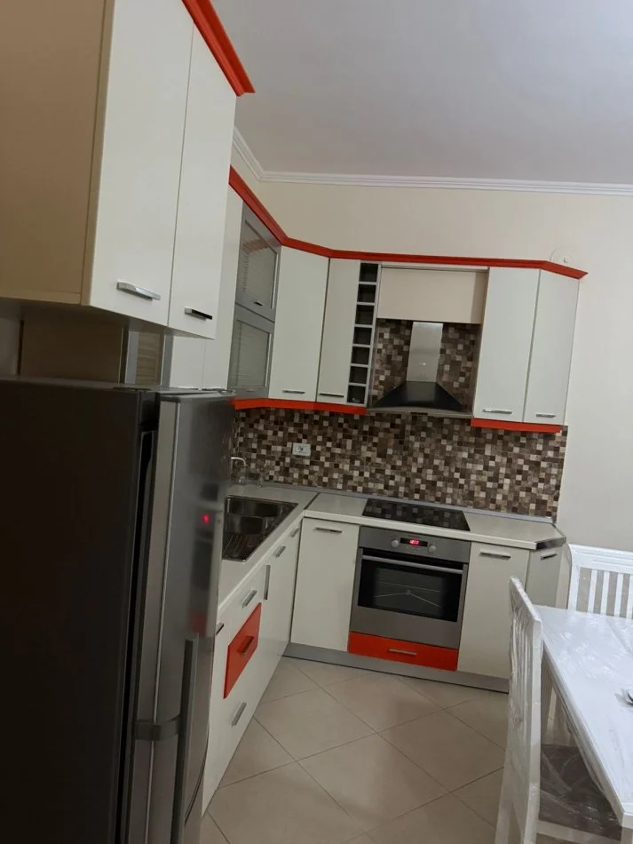 Tirane, jap me qera apartament 2+1+Ballkon Kati 2, 90 m² 460 € (Afer Shkolles se Policise)