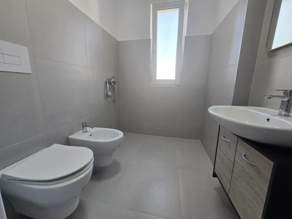 Tirane, jepet me qera apartament 2+1+Ballkon Kati 6, 130 m² 650 € (Ish Fusha e Aviacionit)