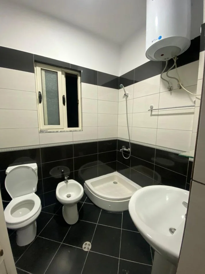 Tirane, jap me qera apartament 1+1+Ballkon Kati 3, 65 m² 410 € (afer ushtarakut)