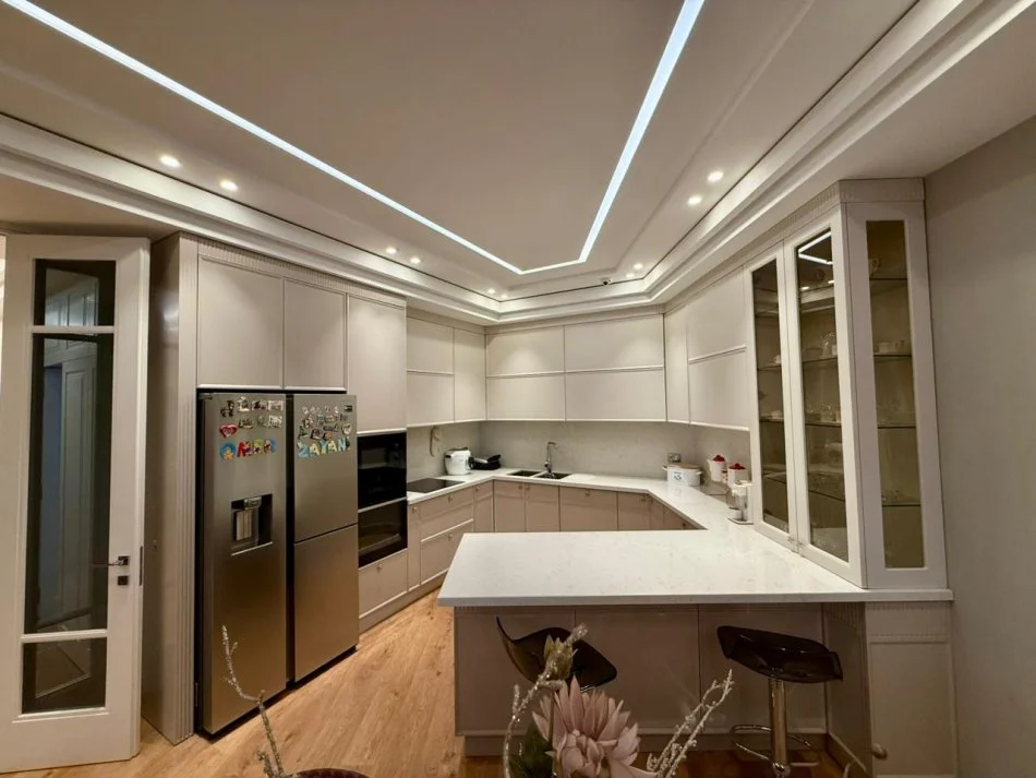 Tirane, shitet apartament 3+1 Kati 3, 181 m² 355.000 € 