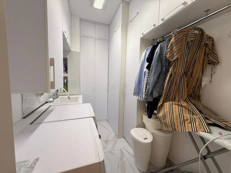 Tirane, shitet apartament 3+1 Kati 3, 181 m² 355.000 € 