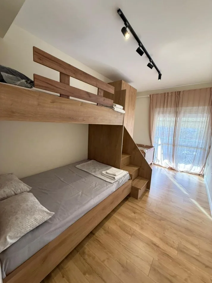 Tirane, jepet me qera apartament 2+1 Kati 5, 85 m² 1.000 € 