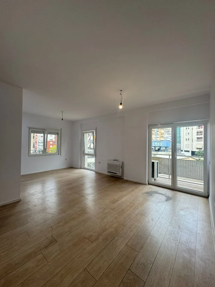 Tirane, jepet me qera apartament 2+1 Kati 3, 115 m² 850 € 