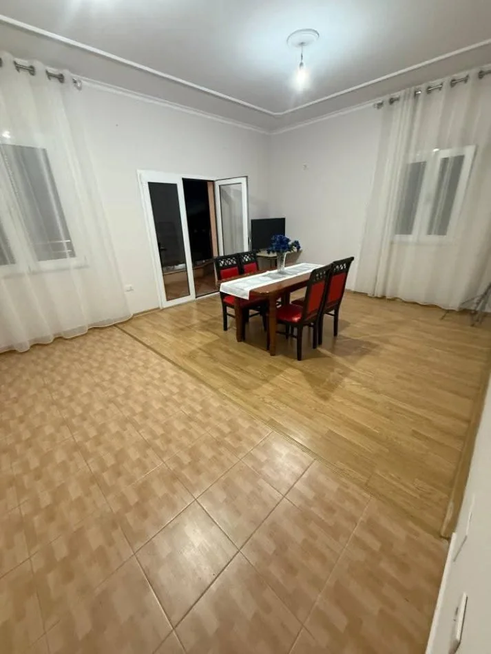 Tirane, jap me qera apartament 2+1+Ballkon Kati 2, 90 m² 420 € (rruga qe lidhe rr Siri Kodra me rr 5 Maj)
