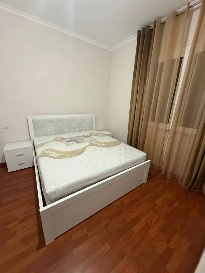 Tirane, jap me qera apartament 2+1+Ballkon Kati 2, 90 m² 420 € (rruga qe lidhe rr Siri Kodra me rr 5 Maj)