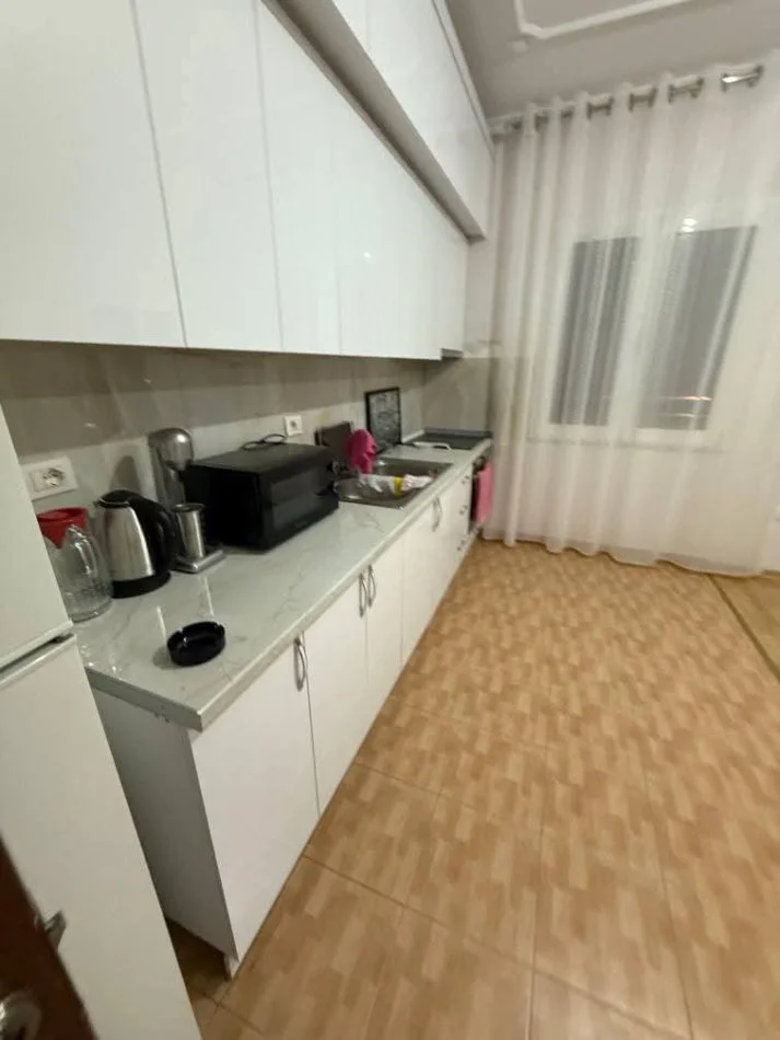 Tirane, jap me qera apartament 2+1+Ballkon Kati 2, 90 m² 420 € (rruga qe lidhe rr Siri Kodra me rr 5 Maj)