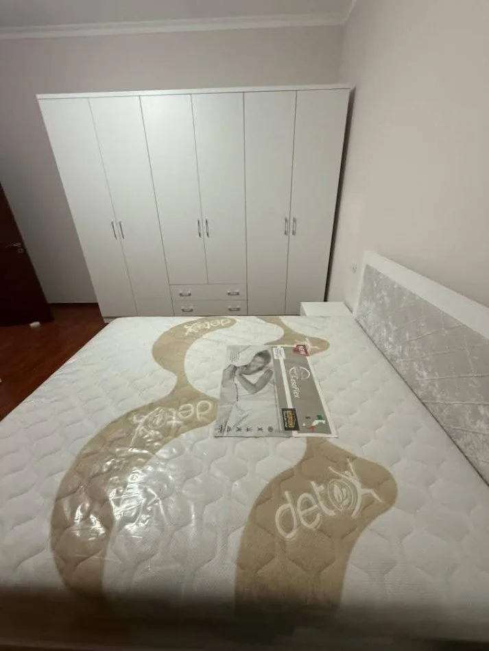 Tirane, jap me qera apartament 2+1+Ballkon Kati 2, 90 m² 420 € (rruga qe lidhe rr Siri Kodra me rr 5 Maj)