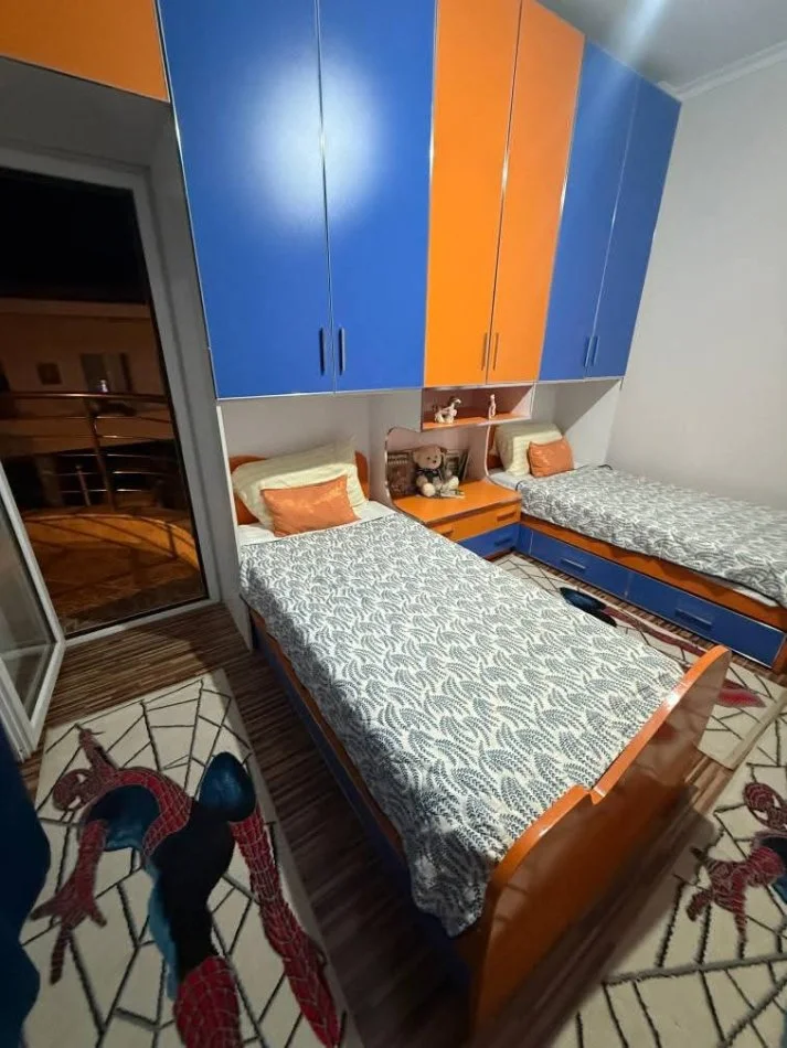 Tirane, jap me qera apartament 2+1+Ballkon Kati 2, 90 m² 420 € (rruga qe lidhe rr Siri Kodra me rr 5 Maj)