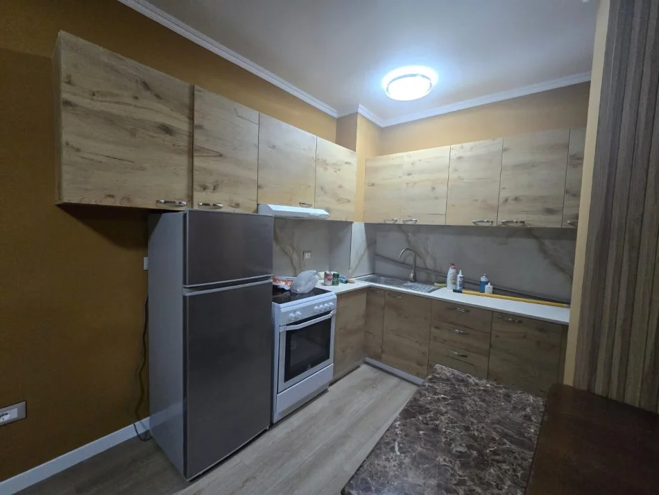 Tirane, jepet me qera apartament 2+1+Ballkon Kati 10, 105 m² 700 € (Komuna e Parisit)
