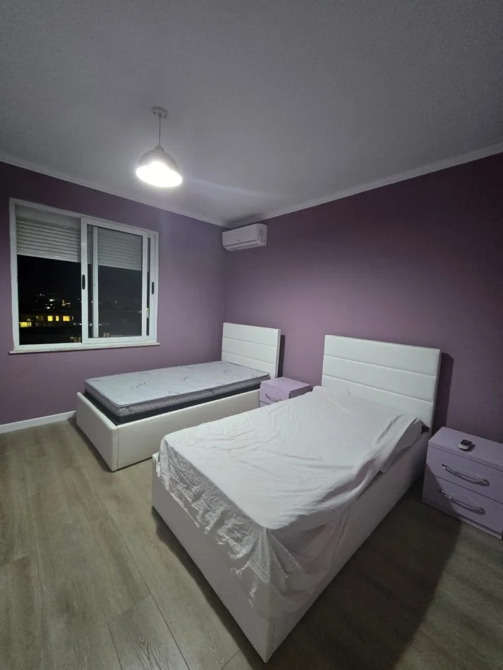 Tirane, jepet me qera apartament 2+1+Ballkon Kati 10, 105 m² 700 € (Komuna e Parisit)