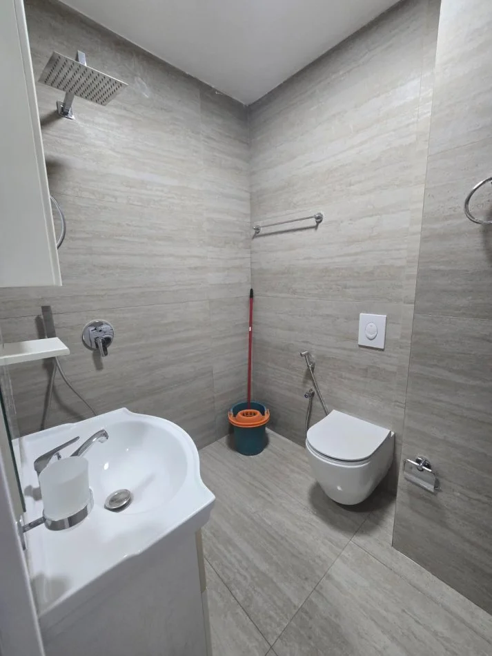 Tirane, jepet me qera apartament 2+1+Aneks+Ballkon Kati 9, 105 m² 700 € (Komuna Parisit)