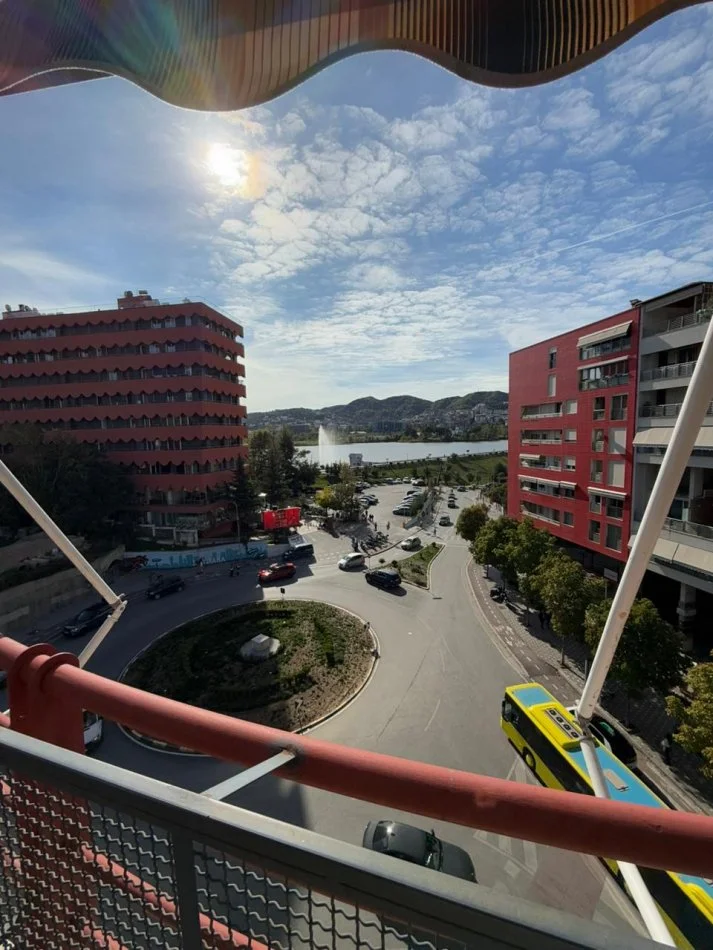 Tirane, jepet me qera apartament 3+1+Ballkon Kati 5, 170 m² 2.000 € (Liqeni Artificial)
