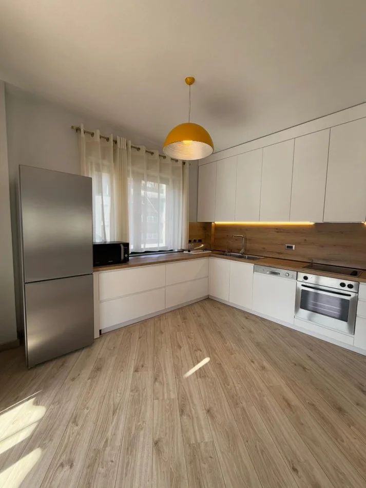 Tirane, jepet me qera apartament 3+1+Ballkon Kati 5, 170 m² 2.000 € (Liqeni Artificial)