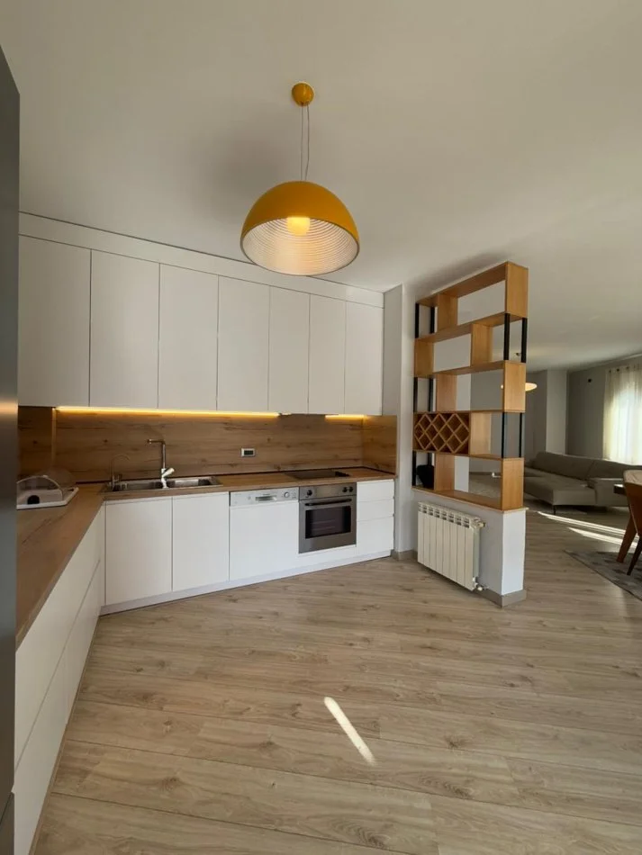 Tirane, jepet me qera apartament 3+1+Ballkon Kati 5, 170 m² 2.000 € (Liqeni Artificial)